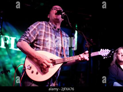 Andy Dinan, Troy Donockley e Adrian Edmondson dei Bad Shepherds suonano il Fleece di Bristol come parte del loro primo tour di addio. 28 ottobre 2011. Foto Stock