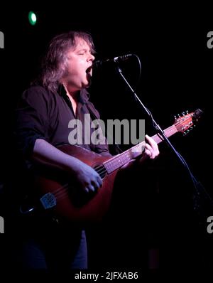 Andy Dinan, Troy Donockley e Adrian Edmondson dei Bad Shepherds suonano il Fleece di Bristol come parte del loro primo tour di addio. 28 ottobre 2011. Foto Stock