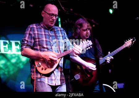 Andy Dinan, Troy Donockley e Adrian Edmondson dei Bad Shepherds suonano il Fleece di Bristol come parte del loro primo tour di addio. 28 ottobre 2011. Foto Stock