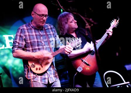 Andy Dinan, Troy Donockley e Adrian Edmondson dei Bad Shepherds suonano il Fleece di Bristol come parte del loro primo tour di addio. 28 ottobre 2011. Foto Stock