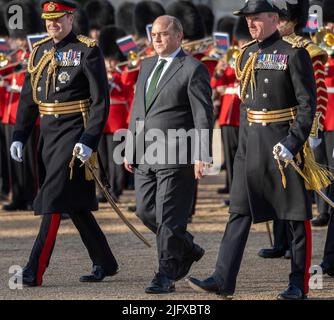 Horse Guards Parade, Londra, Regno Unito. 5 luglio 2022. Lo spettacolare Musical militare 2022 dell'esercito britannico riunisce le bande massaggiate di fama mondiale della Household Division on Horse Guards Parade per celebrare la Regina e il Commonwealth nel suo anno del Giubileo del platino. Ben Wallace MP, Il Segretario di Stato per la Difesa arriva come ospite VIP con (a sinistra) il Capo dello Stato maggiore, il Generale Sir Patrick Sanders la sera il Cancelliere Rishi Sunak e il Segretario della Sanità Sajid Javid si dimettono dal Gabinetto di Boris Johnson. Credit: Malcolm Park/Alamy Live News. Foto Stock