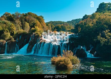 Una bella vista sul fiume Krka e cascate in una foresta con alberi in una giornata di sole Foto Stock