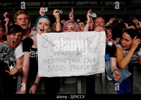 I fan di Blink 182 tengono un cartello fatto a mano che dice "84 Blink Shows = $20000 Meeting Your Fave band = Priceless" mentre la band si esibirà alla Motorpoint Arena di Cardiff, Galles. 10 luglio 2012 Foto Stock