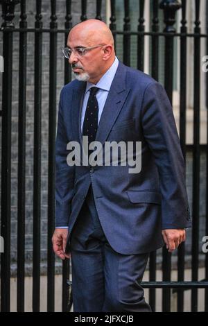 Londra, Regno Unito. 05th luglio 2022. Nadhim Zahawi, deputato, Segretario di Stato per l'istruzione, è visto entrare in Downing Street la sera per andare al n. 10 intorno al 7,30pm. Un flusso di ministri conservatori, politici e consiglieri è visto a Downing Street da quando sia il Cancelliere Rishi Sunak che il Segretario della Sanità Sajid Javid si sono dimessi. Credit: Imagplotter/Alamy Live News Foto Stock
