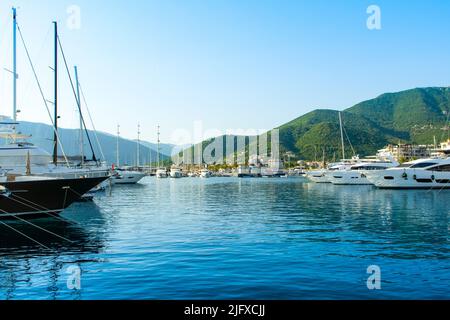 Tivat, Montenegro - 18 giugno 2022: Paesaggio del porto turistico di Porto Montenegro con le residenze sul mare e la bella passeggiata Foto Stock