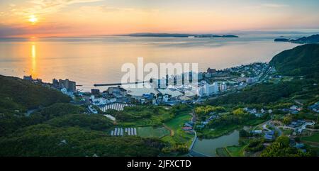 Vista panoramica degli hotel resort nella citta' del resort mentre il sole sorge sull'oceano Foto Stock