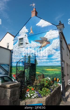 Murale sul lato di un edificio, parte dello schema 'Town Windows' (trompe l'oeil o stile 'sciocco l'occhio'), Knaresborough, North Yorkshire, UK. Foto Stock