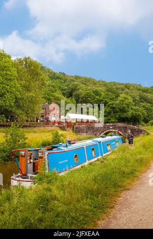 Barca a vela sul canale Caldon fuori dal pub Black Lion a Consall Wharf nella valle di Churnet, Staffordshire Inghilterra Foto Stock