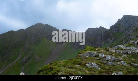 Camminando lungo le cinque Sorelle di Kintail Ridge mentre le nuvole scendono sulle cime delle Highlands scozzesi, in Scozia Foto Stock