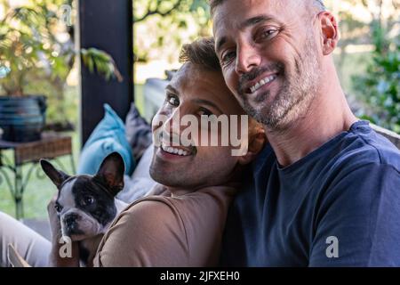 Ritratto di una coppia gay maschio e il loro bulldog francese. Foto Stock