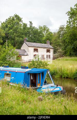 Barca a vela del canale ormeggiata sul canale Caldon a Consall Wharf nella valle di Churnet Staffordshire Inghilterra Foto Stock