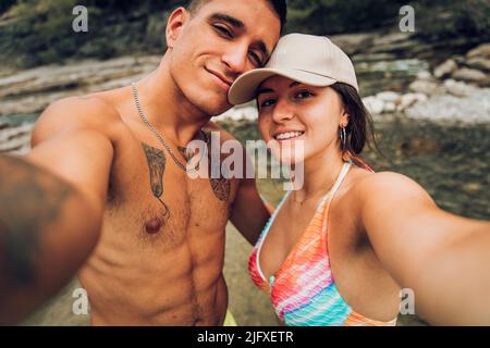 Coppia prendere selfie mentre si fa il bagno al fiume. Cañon de Añisclo, Huesca. Foto Stock