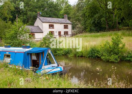 Barca a vela del canale ormeggiata sul canale Caldon a Consall Wharf nella valle di Churnet Staffordshire Inghilterra Foto Stock