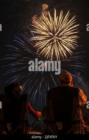 Rosemead, California, Stati Uniti. 5th luglio 2022. Gli spettatori si riuniscono nei pressi del Rosemead Park per guardare i fuochi d'artificio durante la mostra dei fuochi d'artificio del 4 luglio a Rosemead. (Credit Image: © Ringo Chiu/ZUMA Press Wire) Foto Stock