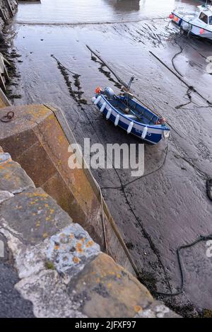 Barche a vela bloccato in basso legato nel porto Minehead, regno unito Foto Stock