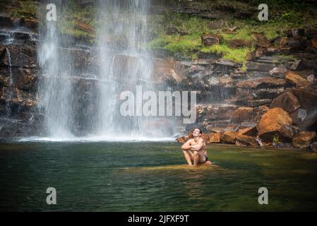 Bella vista per l'uomo che gode di grande cascata naturale selvaggia Foto Stock