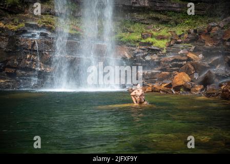 Bella vista per l'uomo che gode di grande cascata naturale selvaggia Foto Stock