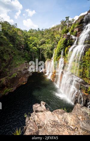 Splendida vista sulla grande cascata rocciosa verde selvaggia Foto Stock