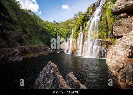 Splendida vista sulla grande cascata rocciosa verde selvaggia Foto Stock