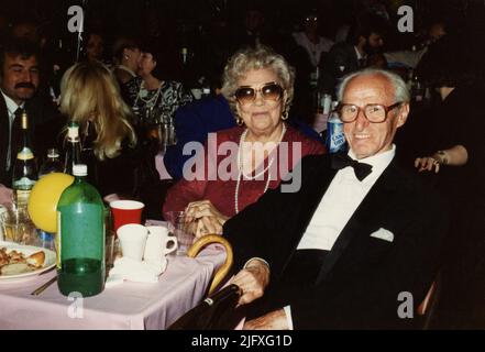 Los Angeles, CA, USA, circa 1989. L'avvocato rumeno-americano Myon Butariu, combattente contro il regime comunista in Romania, con sua moglie Suzi. Foto Stock