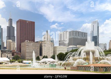 La Buckingham Fountain, nell'area di Grant Park nel centro di Chicago, con lo skyline sullo sfondo. Foto Stock