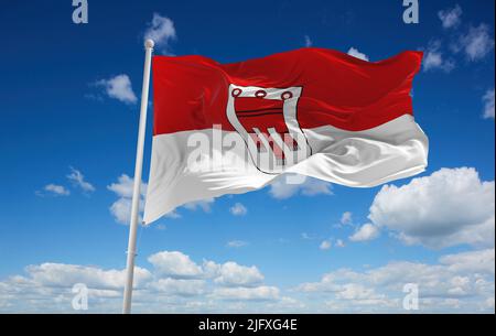 Bandiera ufficiale di Vorarlberg Austria su sfondo cielo nuvoloso al tramonto, vista panoramica. Viaggio austriaco e patriota concetto. Spazio copia per banne ampio Foto Stock
