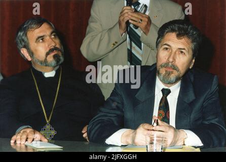 Los Angeles, CA, USA, 1997. Il candidato presidenziale rumeno Emil Constantinescu (a destra) in visita alla diaspora rumena negli Stati Uniti a sinistra, il sacerdote cristiano-ortodosso Constantin Alesse. Foto Stock