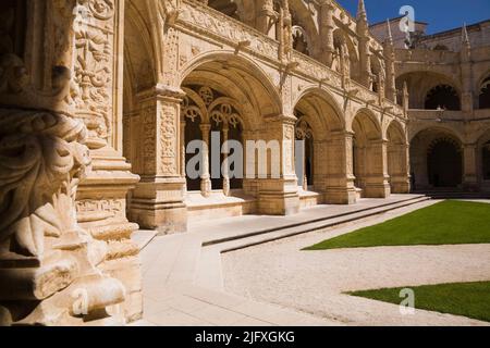 Dettagli architettonici del monastero di Jeronimos e cortile interno, Lisbona, Portogallo, Europa Foto Stock