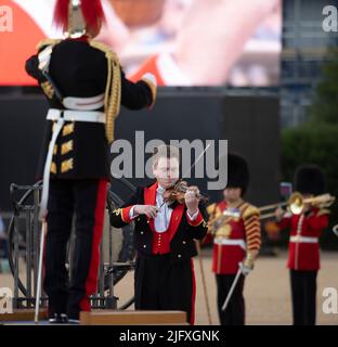 Horse Guards Parade, Londra, Regno Unito. 5 luglio 2022. Lo spettacolare Musical militare 2022 dell’esercito britannico riunisce i gruppi massaggiati di fama mondiale della Household Division sulla Parata delle Guardie Cavalline per celebrare la Regina e il Commonwealth nel suo anno del Giubileo del platino. Immagine: Il musicista violinista Osian Dafydd suona aprile, dalla Canopy Verde della Regina (S. Haw), condotto da Collis-Smith maggiore, Cavalleria di Household. Credit: Malcolm Park/Alamy Live News Foto Stock