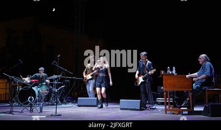 Vercelli, Italia. 5th luglio 2022. Concerto della cantante italiana Irene grandi per il suo tour estivo "Io in Blues" Foto Stock