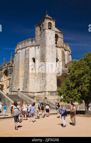 Turisti in visita al Convento di Cristo a Tomar, Portogallo. Foto Stock