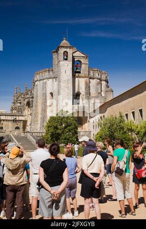 Turisti in visita al Convento di Cristo a Tomar, Portogallo. Foto Stock