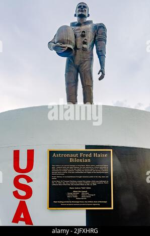 Una statua dell'astronauta Apollo 13 Fred Haise si affaccia sul faro di Biloxi, 4 luglio 2022, a Biloxi, Mississippi. Haise è un nativo di Biloxi. Foto Stock