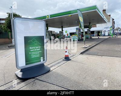 Ha detto che all'inizio di questa settimana circa un quinto delle previsioni a Londra e nel sud-est dell'Inghilterra erano senza carburante. Un distributore di benzina a Southend-on-Sea in Essex è chiuso agli automobilisti. Alcune stazioni di rifornimento in tutto il paese rimangono prive di carburante dopo che la scarsità di conducenti di HGV ha fatto sì che il carburante non potesse essere consegnato come al solito. Caratterizzato: Atmosfera dove: Southend-on-Sea, Essex, Regno Unito quando: 28 Sep 2021 credito: WENN Foto Stock