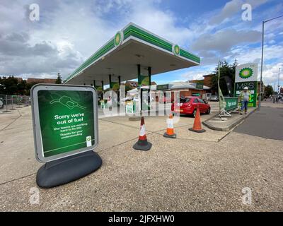 Ha detto che all'inizio di questa settimana circa un quinto delle previsioni a Londra e nel sud-est dell'Inghilterra erano senza carburante. Un distributore di benzina a Southend-on-Sea in Essex è chiuso agli automobilisti. Alcune stazioni di rifornimento in tutto il paese rimangono prive di carburante dopo che la scarsità di conducenti di HGV ha fatto sì che il carburante non potesse essere consegnato come al solito. Caratterizzato: Atmosfera dove: Southend-on-Sea, Essex, Regno Unito quando: 28 Sep 2021 credito: WENN Foto Stock