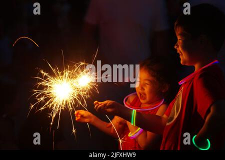 I bambini celebrano la Giornata dell'Indipendenza con i luccicanti - 4 luglio 2022, Washington, DC. Foto Stock