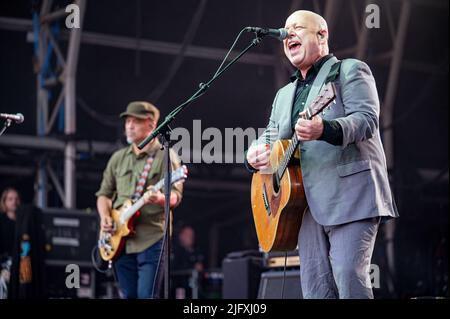 Manchester, Regno Unito. 05th luglio 2022. Black Francis, Joey Santiago, David Lovering e Paz Lenchantint della band Pixies suonano al Castlefield Bowl di Manchester come parte di Sounds of the City . 2022-07-05. Credit: Gary Mather/Alamy Live News Foto Stock