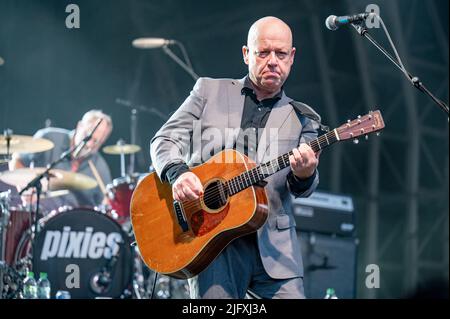 Manchester, Regno Unito. 05th luglio 2022. Black Francis, Joey Santiago, David Lovering e Paz Lenchantint della band Pixies suonano al Castlefield Bowl di Manchester come parte di Sounds of the City . 2022-07-05. Credit: Gary Mather/Alamy Live News Foto Stock