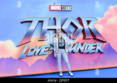 Londra, UK, 05/07/2022, Kate Garraway arriva al Marvel Studios', un'esclusiva proiezione di gala di Thor: Love and Thunder, Leicester Square, Londra, Regno Unito. – 5 luglio 2022. Foto Stock