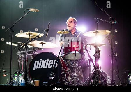 Manchester, Regno Unito. 05th luglio 2022. Black Francis, Joey Santiago, David Lovering e Paz Lenchantint della band Pixies suonano al Castlefield Bowl di Manchester come parte di Sounds of the City . 2022-07-05. Credit: Gary Mather/Alamy Live News Foto Stock