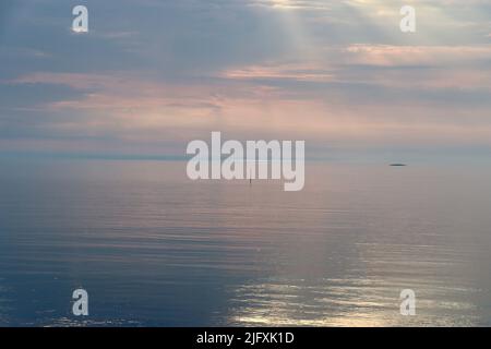 Tarda sera dopo il tramonto nell'arcipelago di Fjällbacka durante la metà dell'estate 2022 Foto Stock