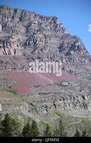 Colorato rosso e oro fascia cintura serie sedimentary argillite e calcare visibile sulle scogliere a strapiombo di Goat Mountain, Glacier National Park, MT, USA Foto Stock