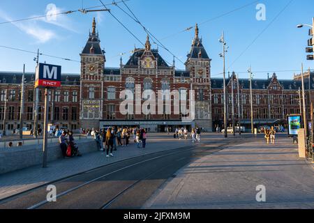 Amsterdam, Paesi Bassi - 22 giugno 2022: Vista della stazione centrale di Amsterdam Foto Stock
