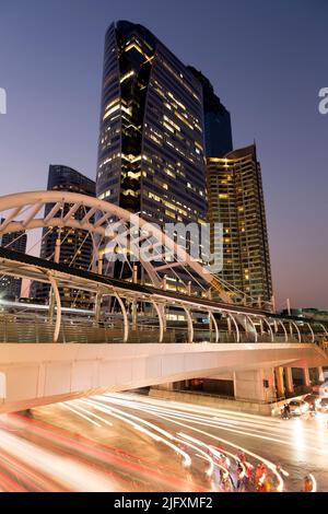 La stazione BTS di Chong Nongsi durante l'ora di punta si trova su Sathorn Road nel quartiere finanziario di Bangkok, in Thailandia, durante l'ora di punta. Foto Stock