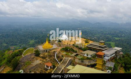 Golden Temple Nelligala International Buddhist Center in Sri Lanka. Foto Stock