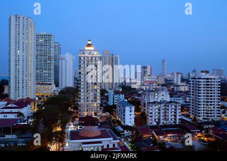 Moderno skyline di Georgetown, la capitale dello stato di Penang in Malesia. Il nome deriva dal re britannico George III, Georgetown si trova sul nort Foto Stock