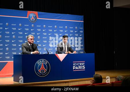 Parigi, Francia. 05th luglio 2022. L'allenatore francese Christophe Galtier (L) parla accanto al presidente della PSG Nasser al-Khelaifi (R) durante una conferenza stampa dopo essere stato nominato allenatore francese del L1 a Parigi Saint-Germain (PSG), allo stadio Parc des Princes di Parigi, Francia, il 5 luglio 2022. Credit: Victor Joly/Alamy Live News Foto Stock