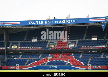 Parigi, Francia. 05th luglio 2022. Il prato dello stadio Paris-Saint-Germain (PSG) (interno), il Parc des Princes, sede della squadra di calcio francese Ligue 1. A Parigi, Francia, il 5 luglio 2022. Credit: Victor Joly/Alamy Live News Foto Stock