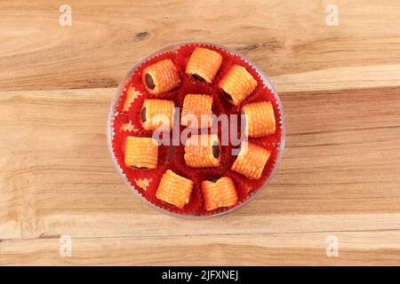 Biscotti Nastar Gulung o Roll Pineapple o crostate di ananas. Pronto a mangiare, vista dall'alto con spazio di copia Foto Stock