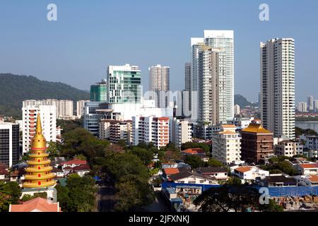 Gurney Drive è una popolare passeggiata lungomare a Georgetown, Penang, Malesia. In primo piano è Wat Chayamangkalaram un tempio buddista thailandese più n Foto Stock